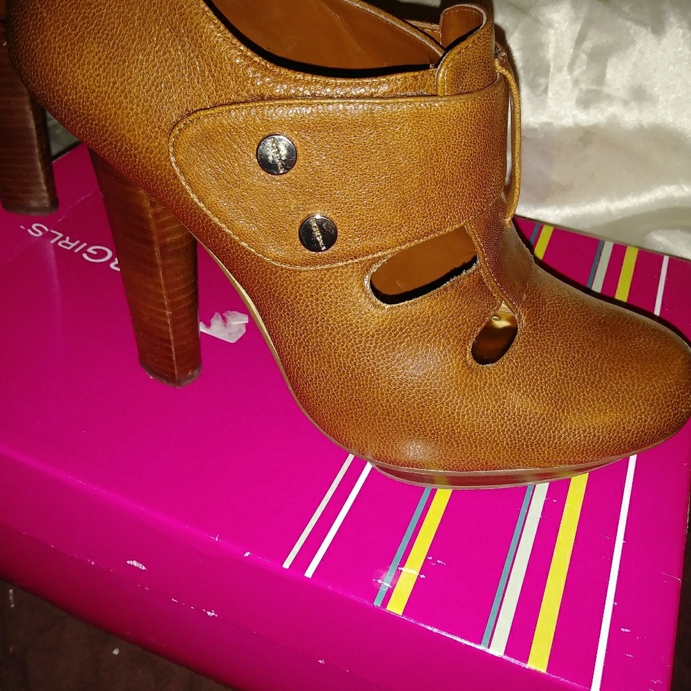 Shoes - Picture 7 of 7
